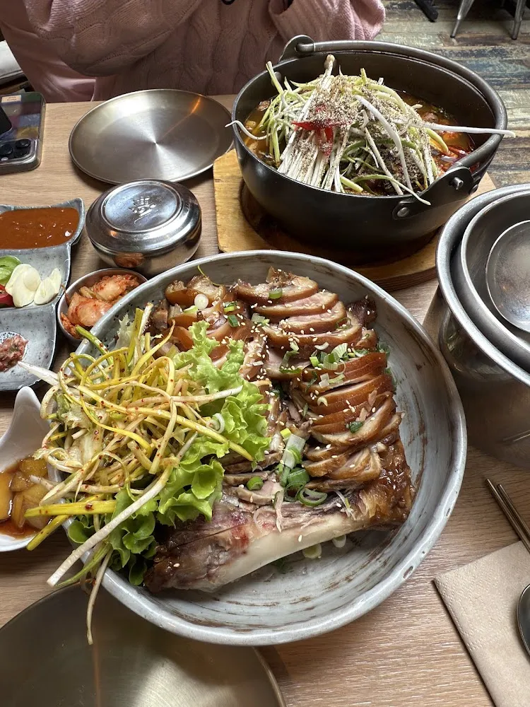 Pied de Porc Caramélisé En Tranches Avec Kimchi